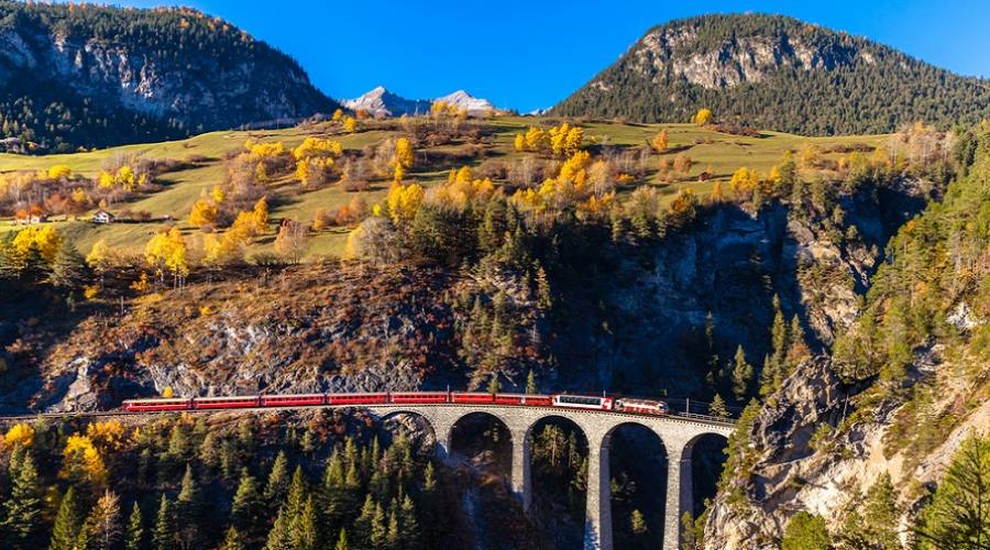 Il treno della Ferrovia Retica che corre sul famoso Viadotto Landwasser