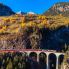 Il treno della Ferrovia Retica che corre sul famoso Viadotto Landwasser