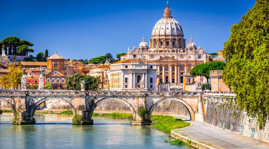 Cupola Vaticana della Basilica di San Pietro e Ponte Sant'Angelo, sul fiume Tevere - Roma