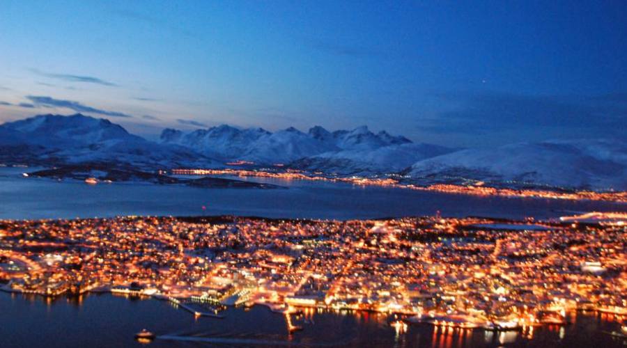 Tromso nella luce serale (Knut Hansvold_www.nordnorge.com)