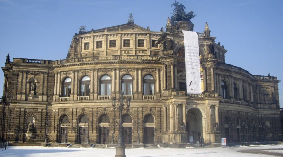 il teatro di Dresda con la neve