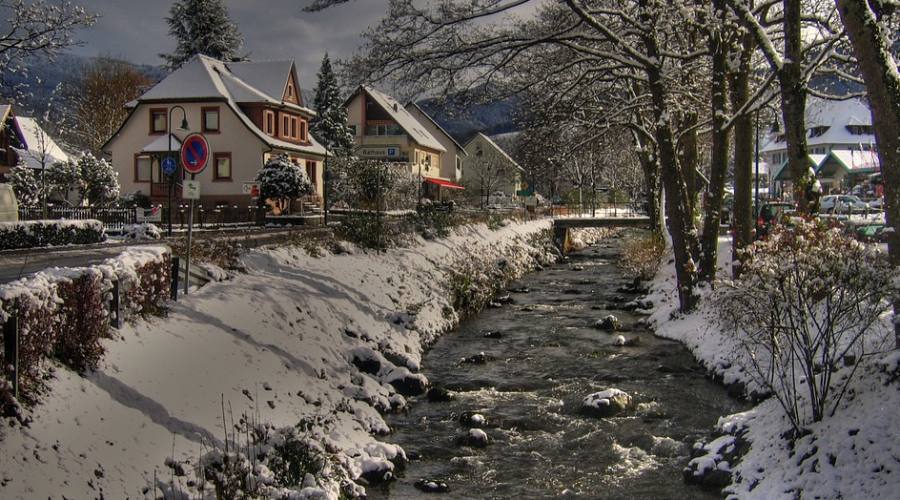 Paesaggio innevato della foresta nera