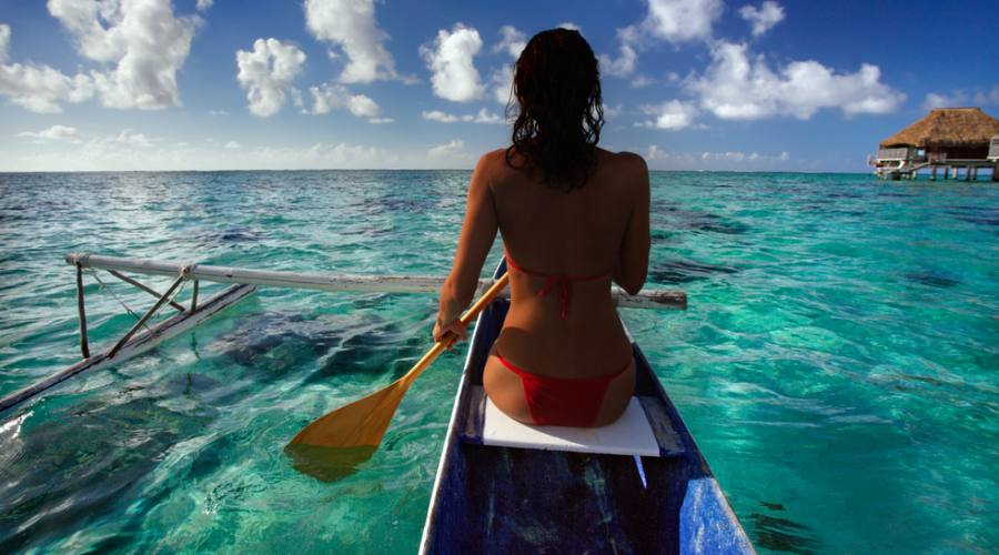 Donna in canoa a Tahiti