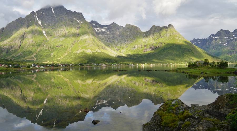 Riflessi di montagne alle Isole Lofoten