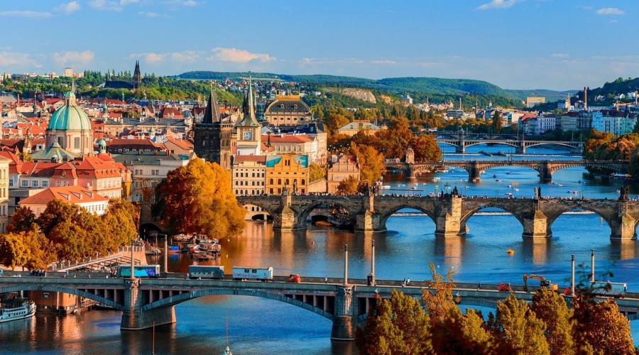 Praga, sul fiume