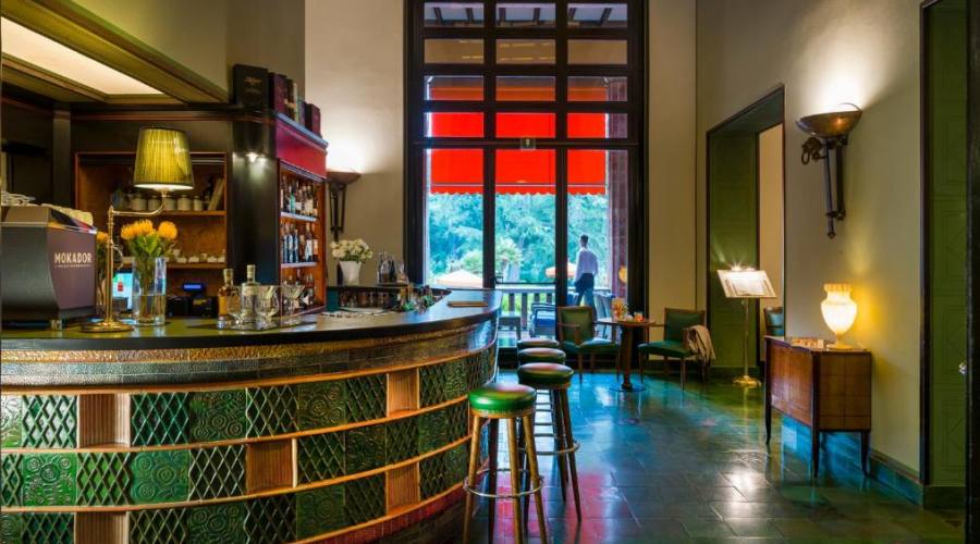 bar