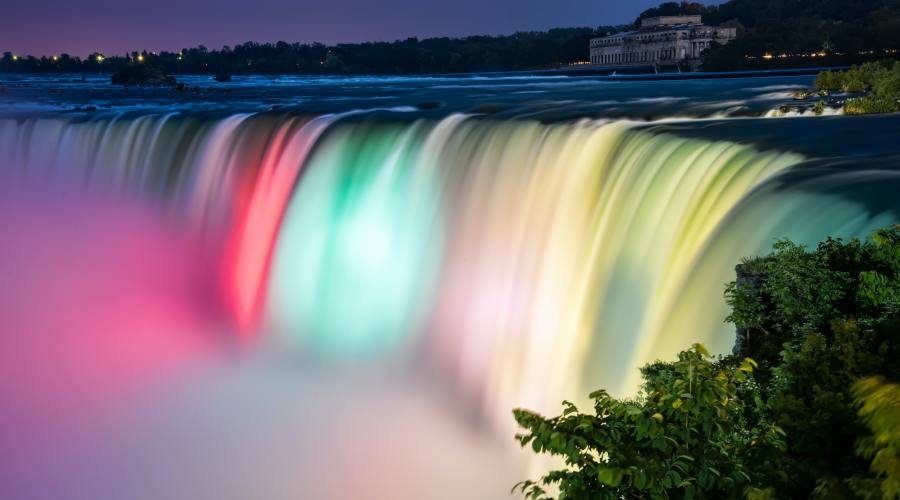 cascate del Niagara illuminate