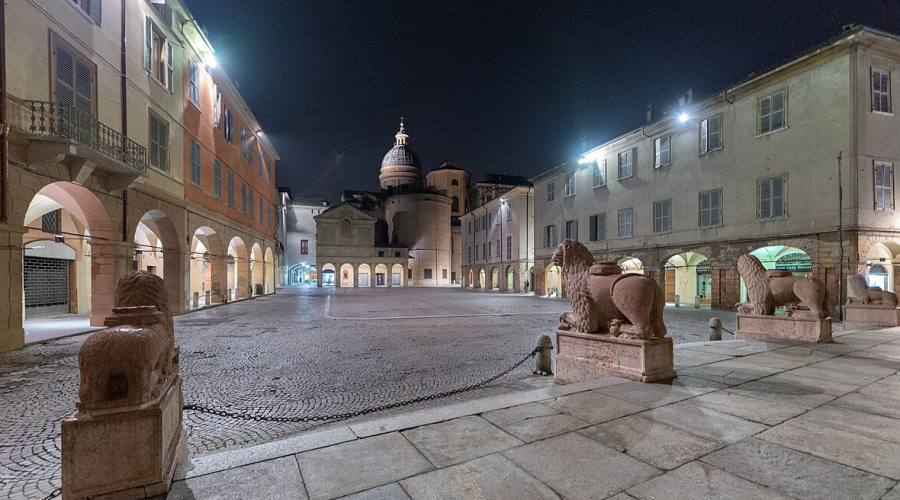 Piazza San Prospero, la piazza dei Leoni