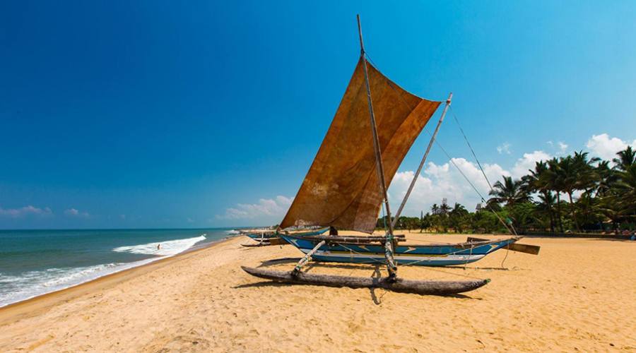 La spiaggia di Negombo con una tipica imbarcazione