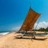 La spiaggia di Negombo con una tipica imbarcazione