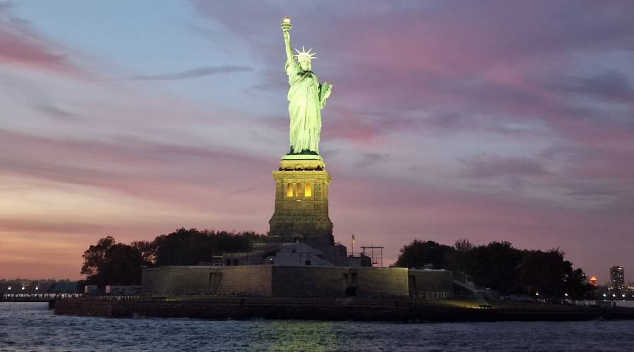 Lady Liberty dall'acqua