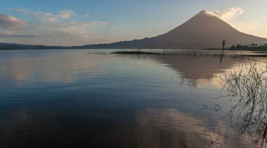 Lago Arenal con el volcán al fondo