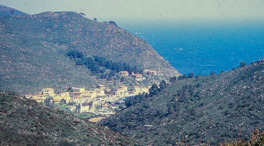 Il porto vista da un sentiero di trekking