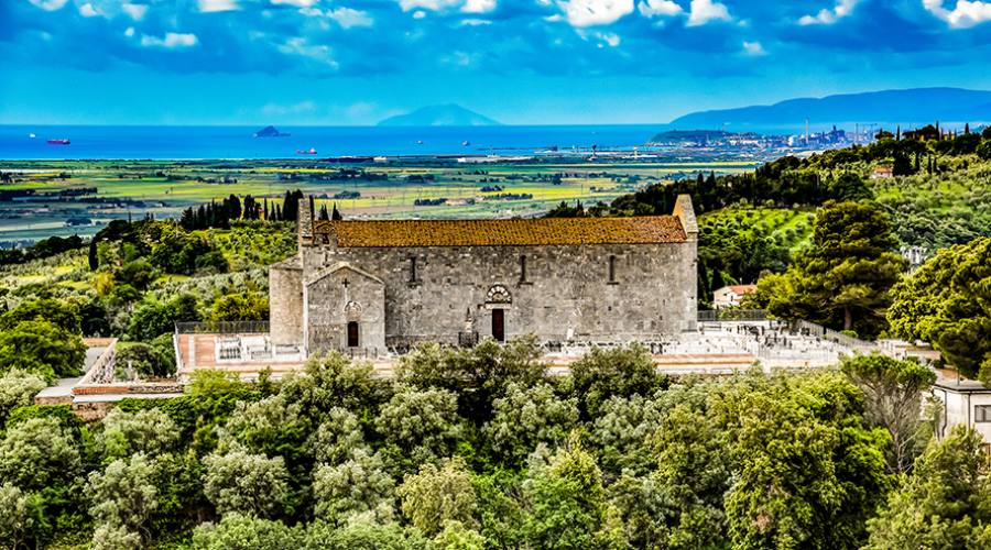 Dintorni: Campiglia Marittima, panorama con la Pieve