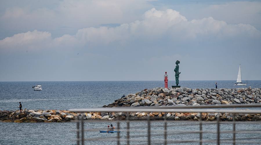 La statua del vecchio marinaio all'imboccatura del porticciolo