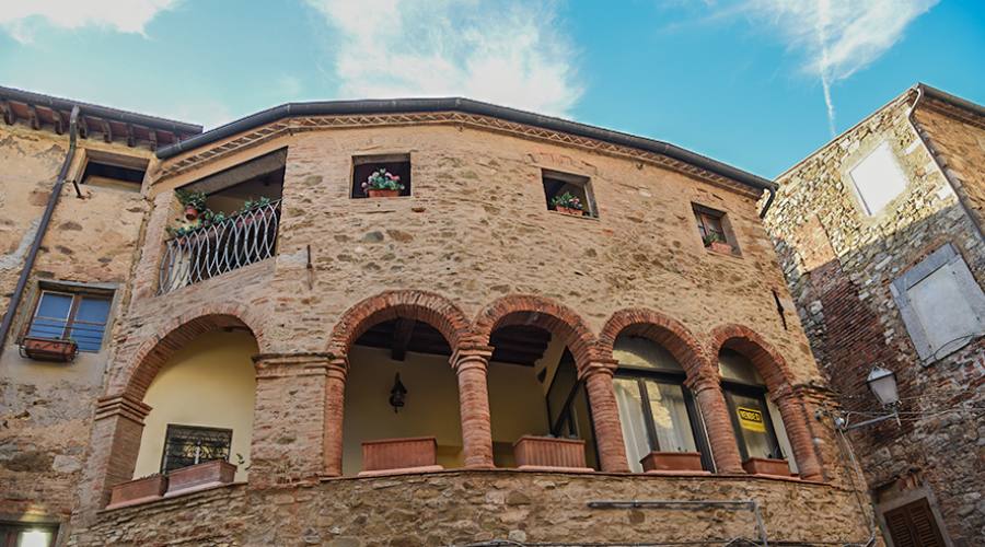 Dintorni: vecchie case di Campiglia Marittima