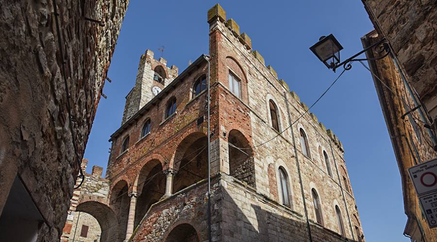 Dintorni: Palazzo Pretorio di Suvereto