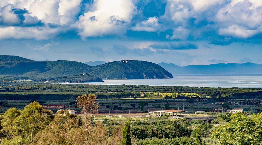 Il Golfo di Baratti e l'Isola d'Elba dalle colline sopra a San Vincenzo