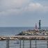 La statua del vecchio marinaio all'imboccatura del porticciolo
