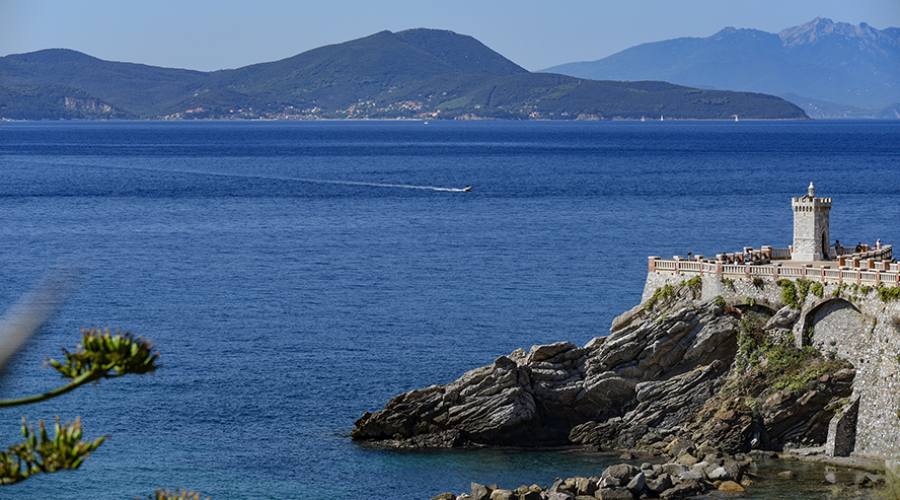 Piombino: Piazza Bovio davanti all'Isola d'Elba