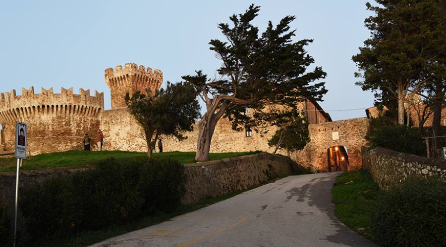 La porta di accesso al borgo di Populonia