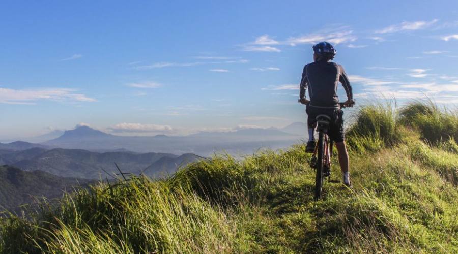 Ciclista in montagna