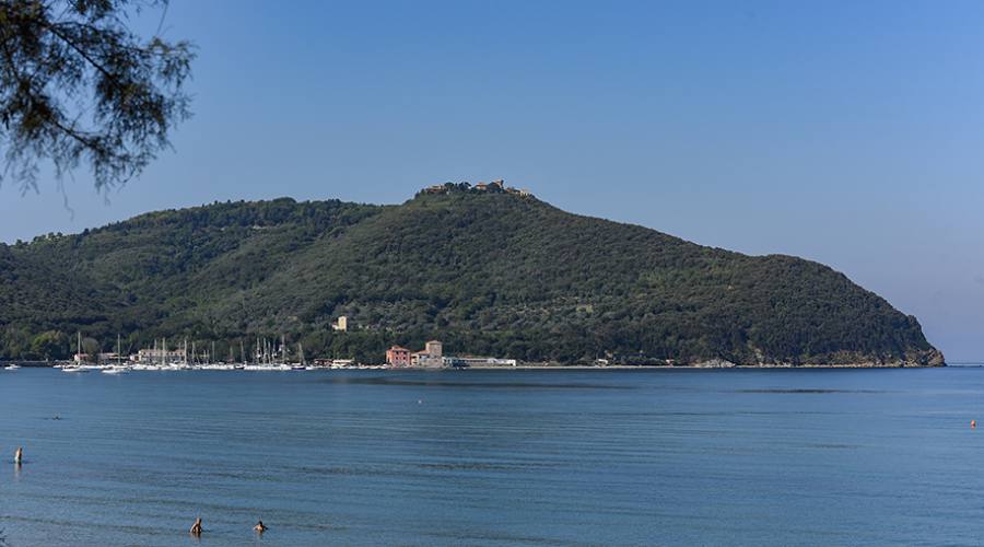 Il Golfo di Baratti con in alto Populonia