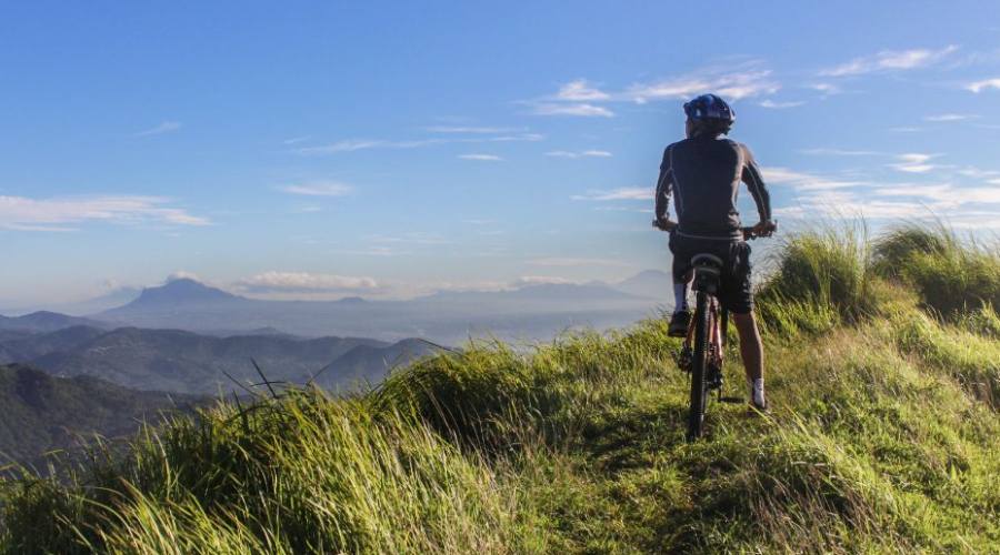 Ciclista in montagna