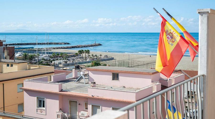 La vista sul mare dal balcone di una camera