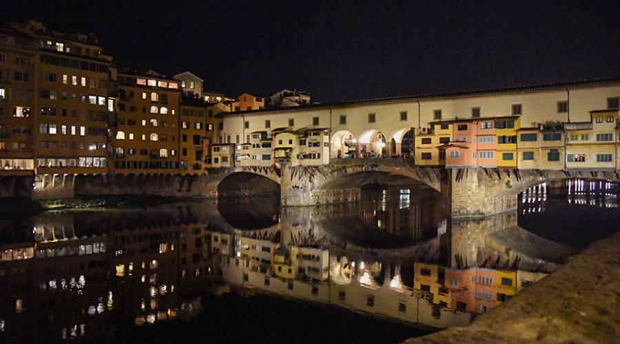 Firenze: vista notturna del Ponte Vecchio