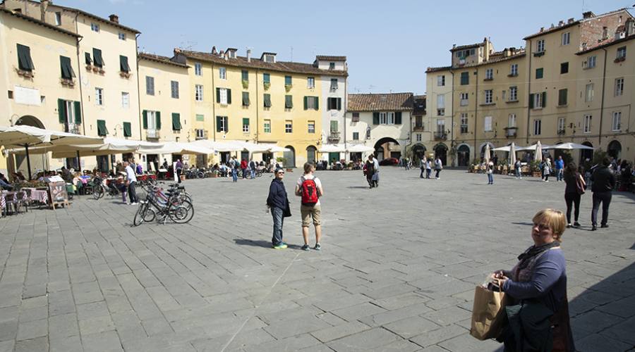 Lucca: Piazza dell'Anfiteatro