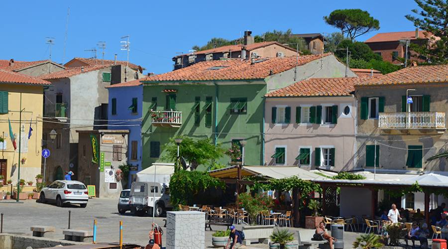Isola del Giglio: negozietti sul porto