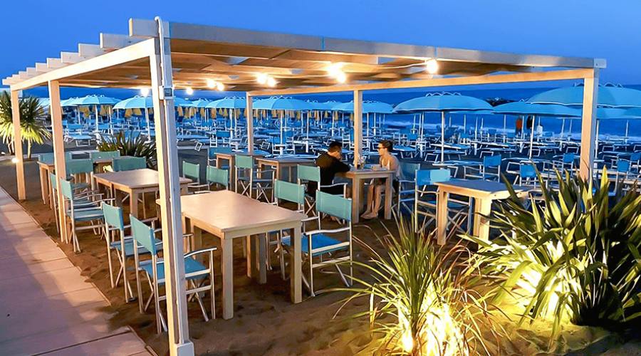 Tavoli sulla spiaggia