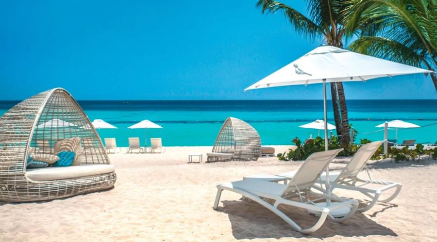 La spiaggia attrezzata del Catalonia Royal La Romana