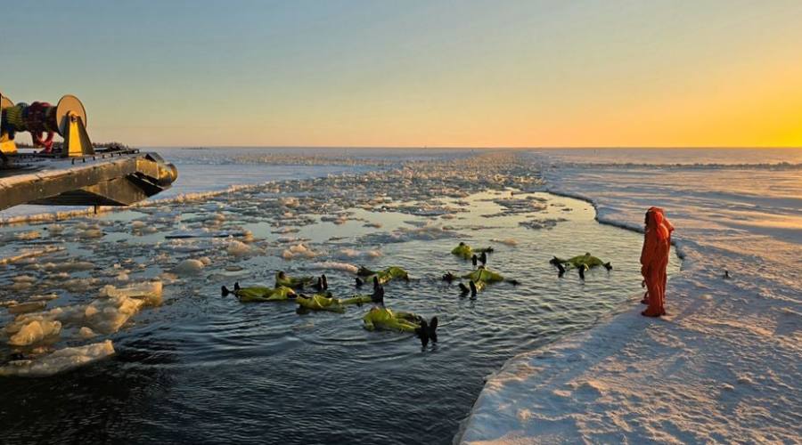 Nuotare nel mare ghiacciato