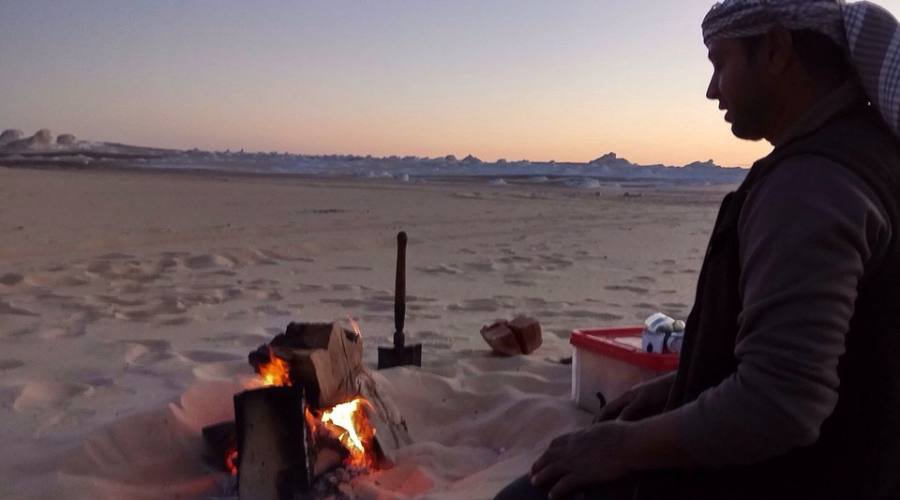 Preparazione della cena nel deserto