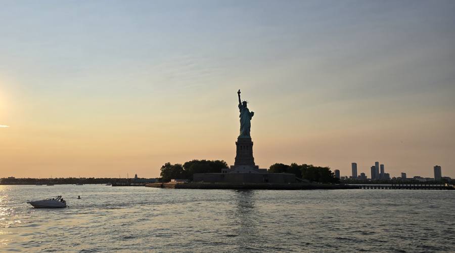 Lady Liberty dall'acqua