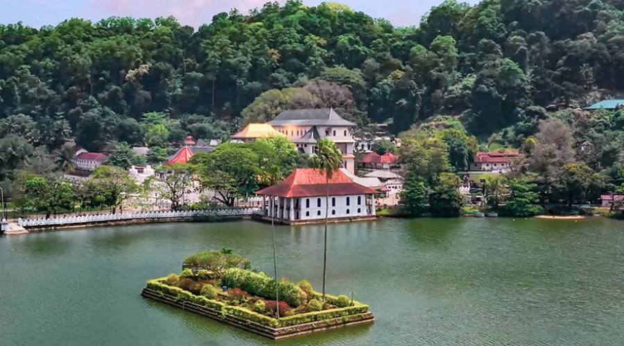 Kandy, sul lago