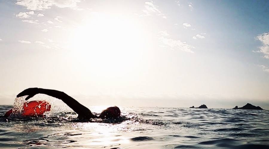 Nuotatore e la sua boa