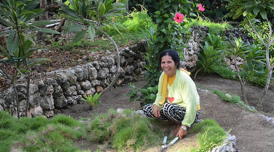 Tepanee, giardiniera al lavoro