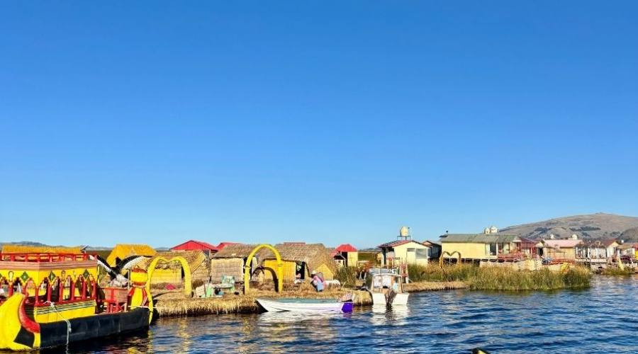 Barcos coloridos lago Titicaca