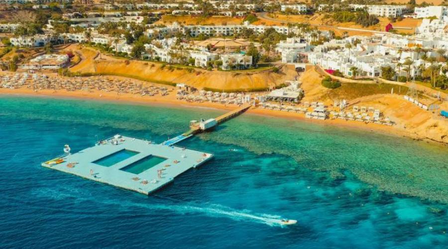 Spiaggia e uno dei pontili