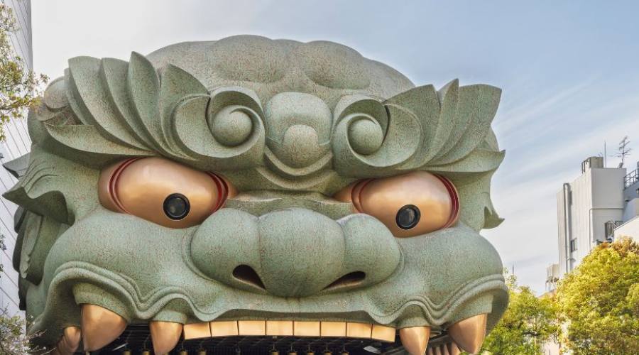 Entrada al santuario Namba Yasaka, Osaka