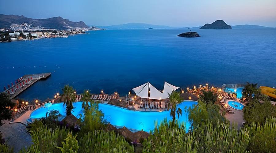 Vista mare e piscina 