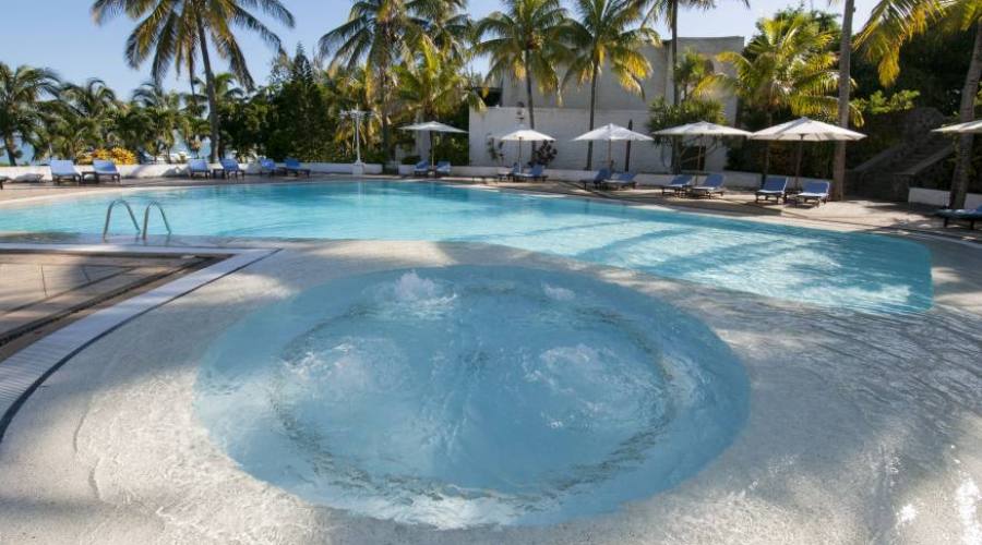 piscina con idromassaggio