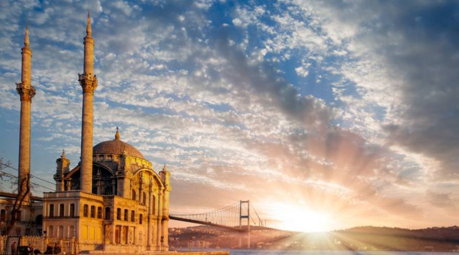 Moschea Ortakoy e il Bosforo 