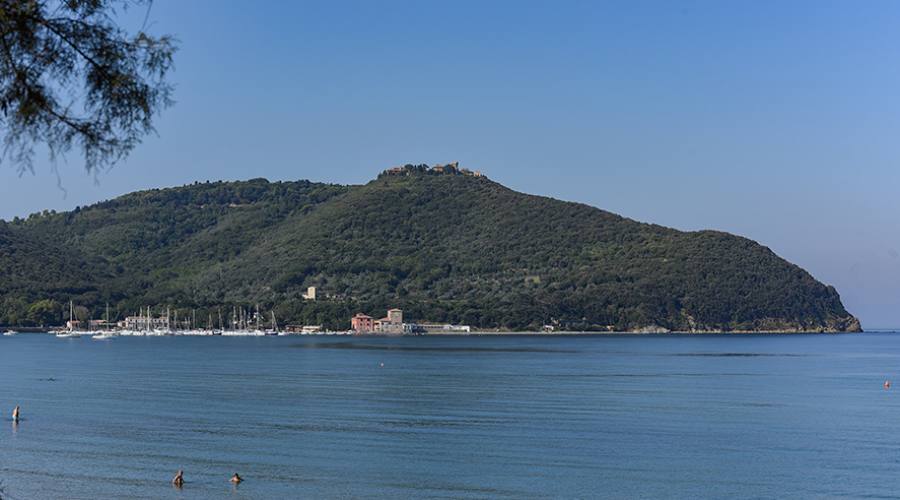 Promontorio sul Golfo di Baratti, in alto Populonia