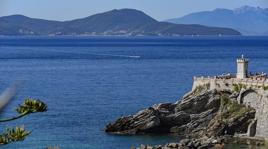 Piazza Bovio a Piombino con davanti l'Isola d'Elba