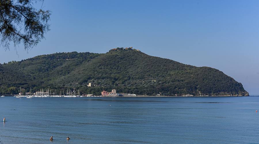 Il Promontorio sul Golfo di Baratti, in alto Populonia