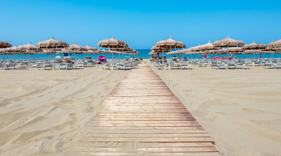 L'ampia spiaggia del resort